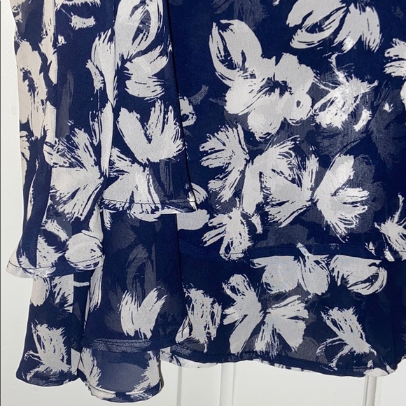 🔥Free w/any purchase - NWOT LANE BRYANT tank top, blouse w/floral pattern Plus - Picture 2 of 5